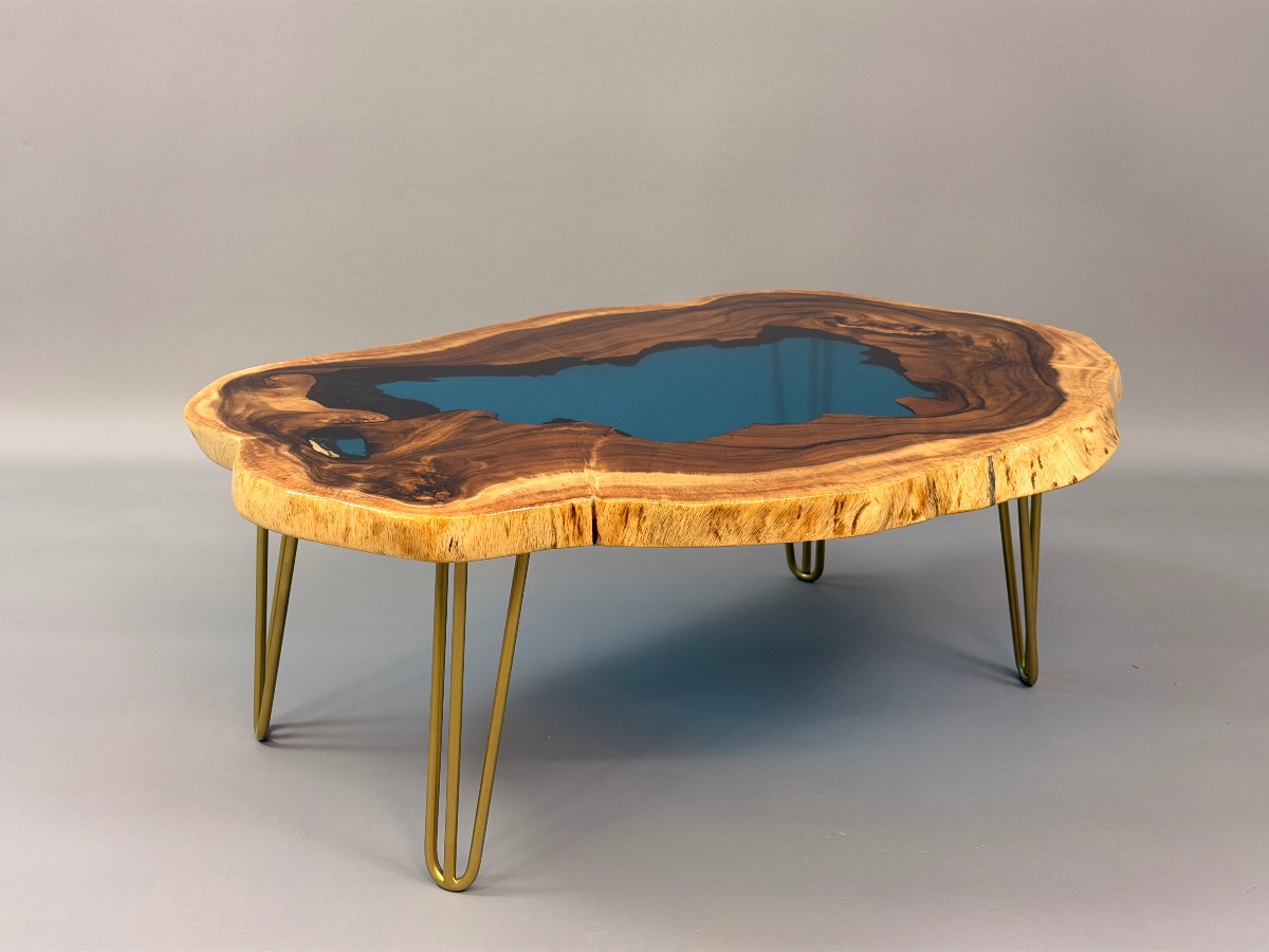 Couchtisch nach Mass aus Massivholz mit Naturkante und Resin-Einfassung – TAVION #S4, Ansicht 3