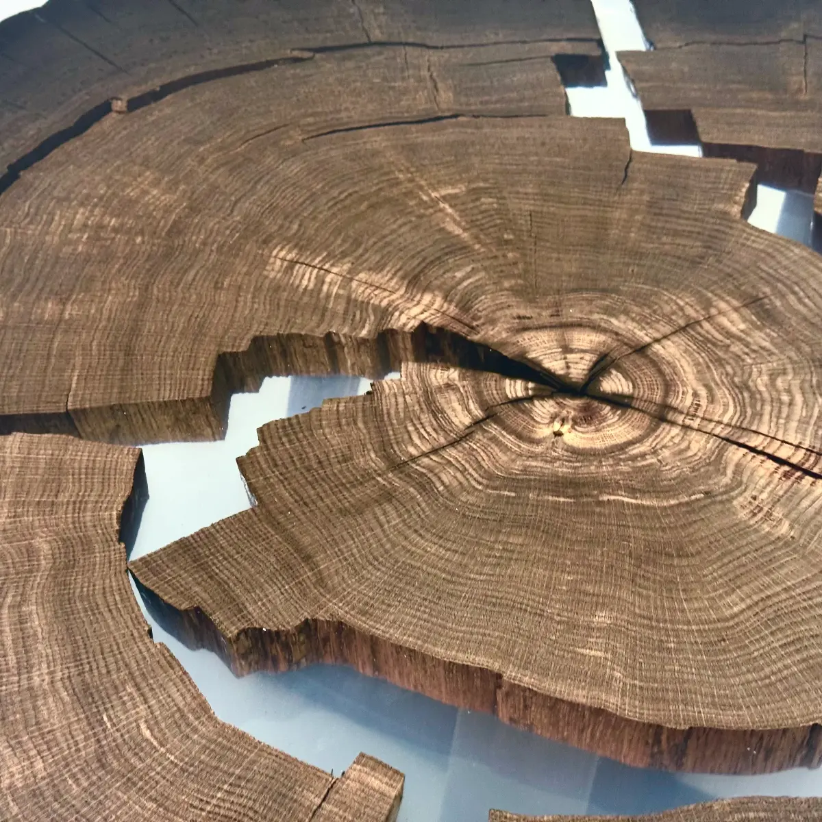 Couchtisch nach Mass aus Massivholz mit Naturkante und Resin-Einfassung – TAVION #S1, Ansicht 1