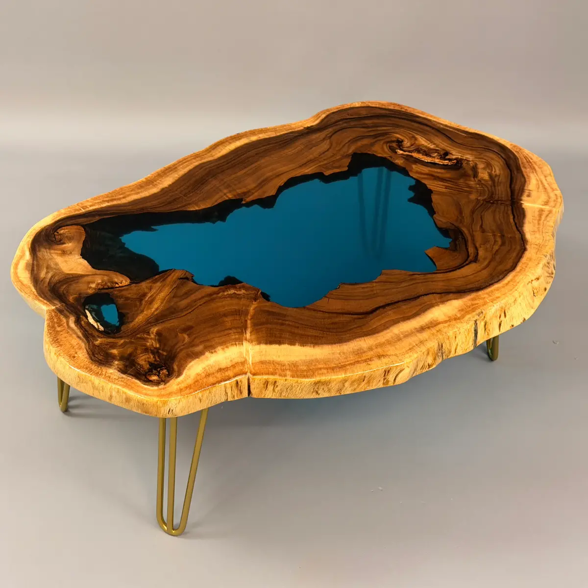 Couchtisch nach Mass aus Massivholz mit Naturkante und Resin-Einfassung – TAVION #S4, Ansicht 1