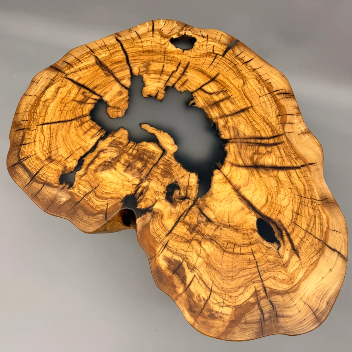 Couchtisch nach Mass aus Massivholz mit Naturkante und Resin-Einfassung – TAVION #S5, Ansicht 1