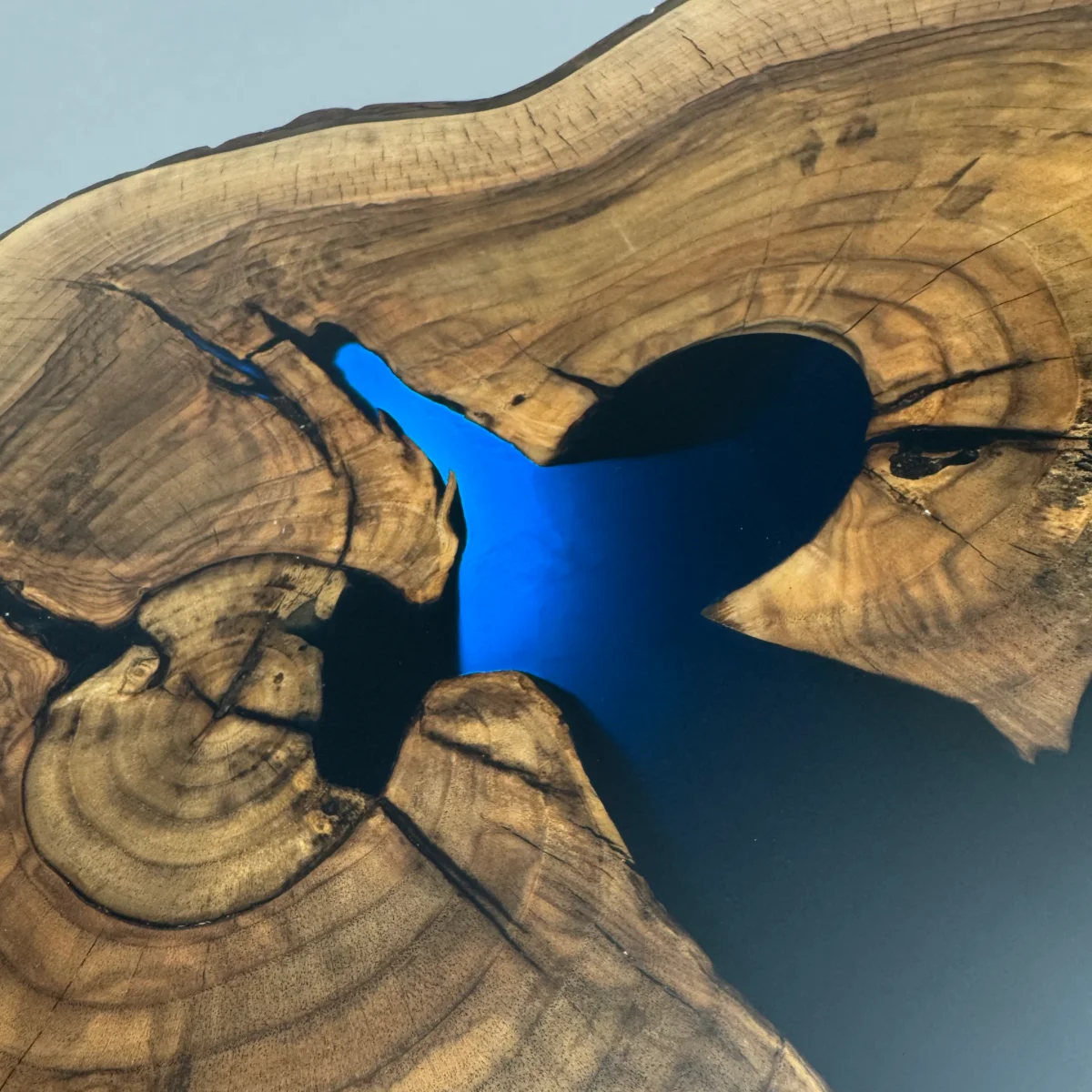 Couchtisch nach Mass aus Massivholz mit Naturkante und Resin-Einfassung – TAVION #S6, Ansicht 1