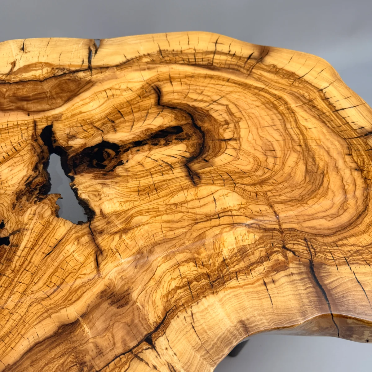 Couchtisch nach Mass aus Massivholz mit Naturkante und Resin-Einfassung – TAVION #S7, Ansicht 1