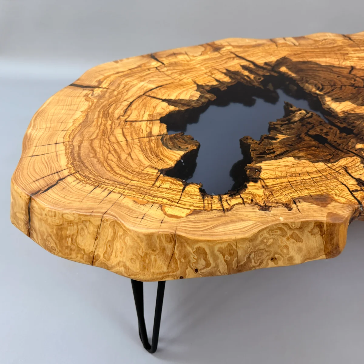 Couchtisch nach Mass aus Massivholz mit Naturkante und Resin-Einfassung – TAVION #S8, Ansicht 1